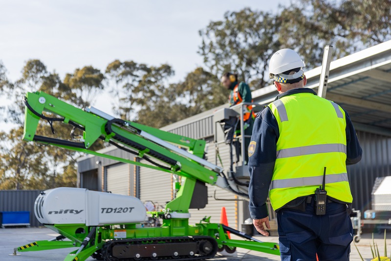 Trade Overseer guiding person on a cherrypicker